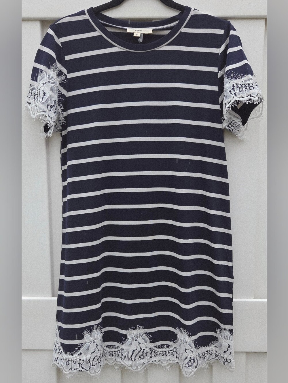 Entro Women's Stripped T-Shirt Dress with Lace Trim Size Small. Coastal Vibes